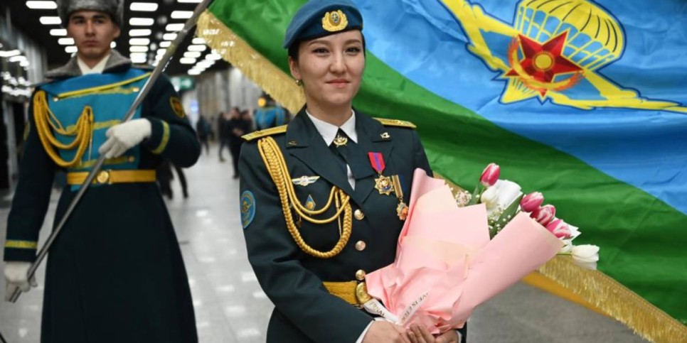 
                    Более 100 прыжков в небо: десантница Балжан Мусатаева получила награду от Президента
                