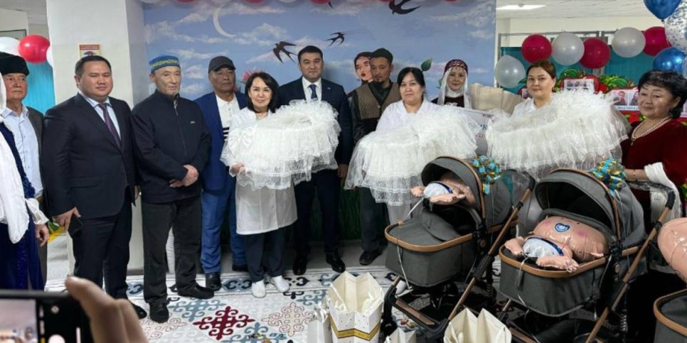 
                    Аким Туркестанской области поздравил многодетную мать, родившую тройню
                