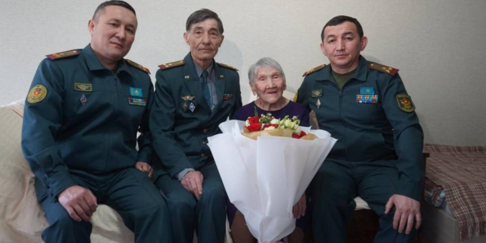 
                    В Алматы военнослужащие поздравили женщин-ветеранов Великой Отечественной войны
                