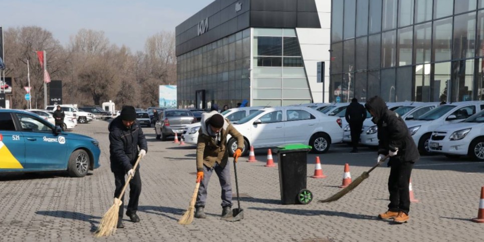 
                    Пять тонн мусора собрали работники предприятия во время уборки улиц в Алматы 
                