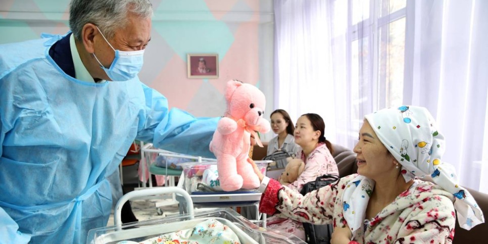 
                    Рожениц в родильных домах Алматы поздравили с Днем благодарности 
                