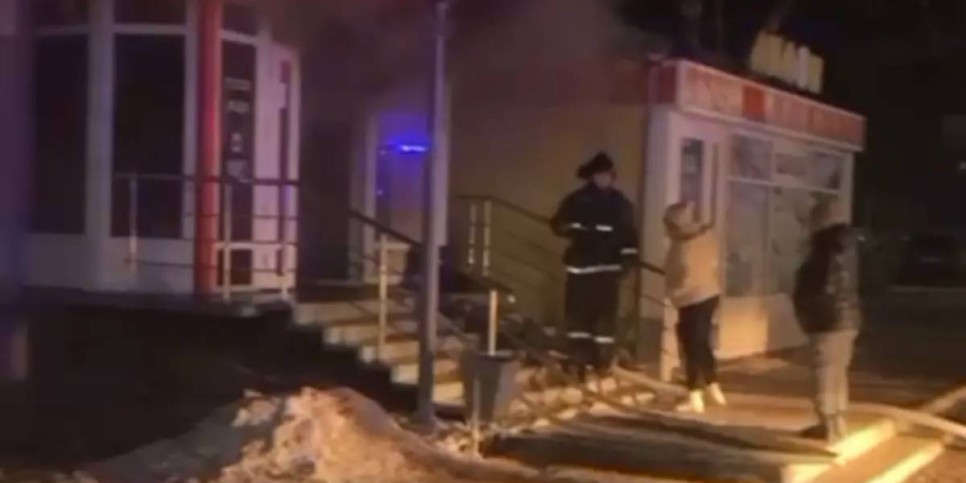 
                    Спасатели при пожаре эвакуировали 25 человек в Костанае
                
