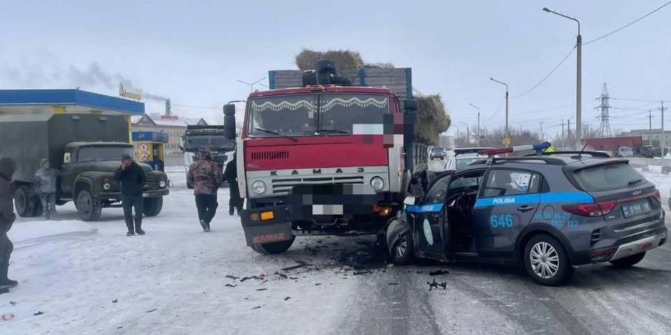 
                    Полицейское авто попало под КамАЗ в Семее
                