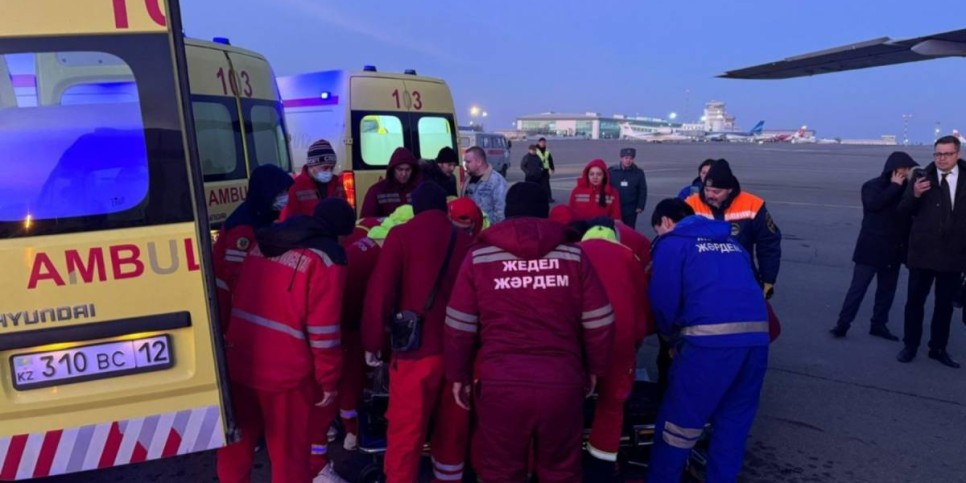 
                    Крушение самолета в Актау: азербайджанский бизнесмен вручил близким погибших казахстанцев ключи от квартир в Алматы
                