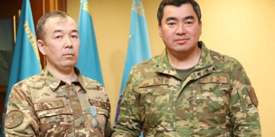 
                     В Астане наградили военнослужащего за спасение пострадавших из горящего авто
                