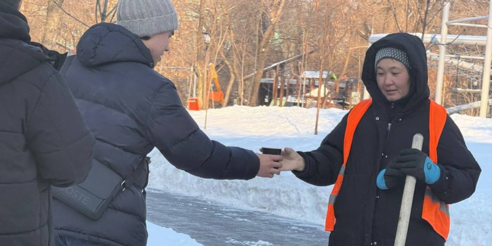 
                    В Алматы молодежь раздавала горячий чай работникам коммунальных служб
                