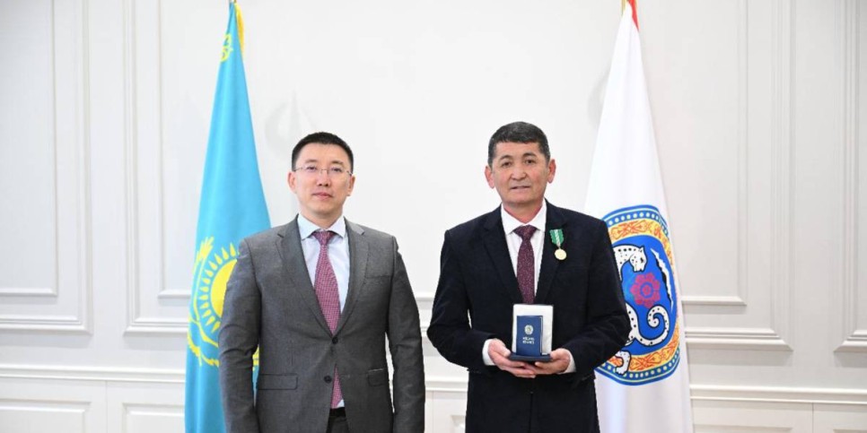 
                    Президент наградил медалью «Шапағат» водителя общественного транспорта Алматы 
                