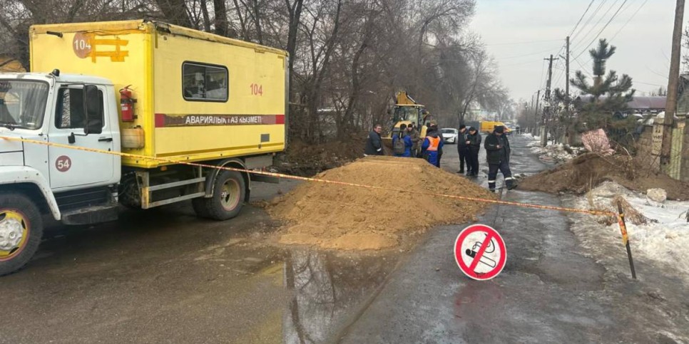 
                    Начато поэтапное подключение теплоснабжения после повреждения газопровода в Турксибском районе Алматы 
                