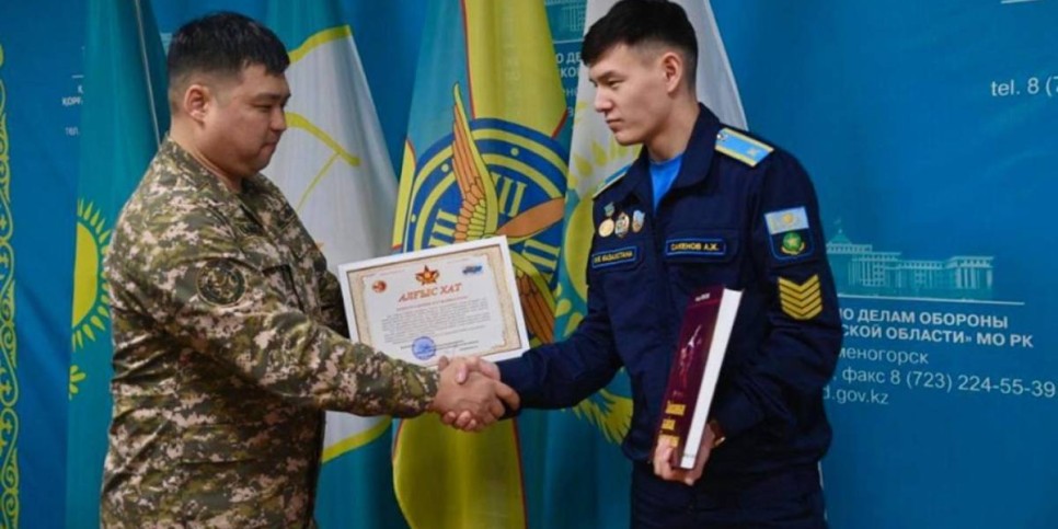 
                    Курсант военно-воздушной академии Асет Сакенов спас человека при пожаре в Риддере
                