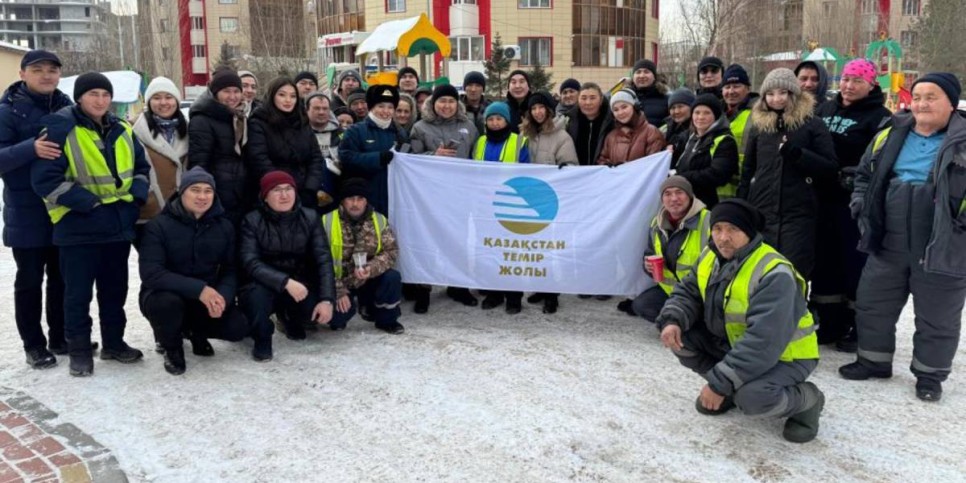 
                    В Астане коммунальным работникам раздали чай и баурсаки
                