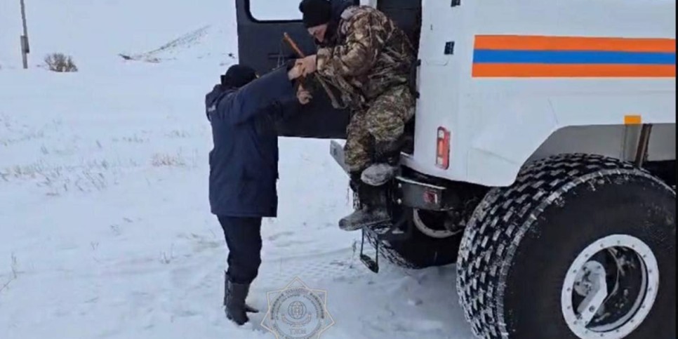 
                    Спасатели эвакуировали 15 пассажиров в Карагандинской области
                