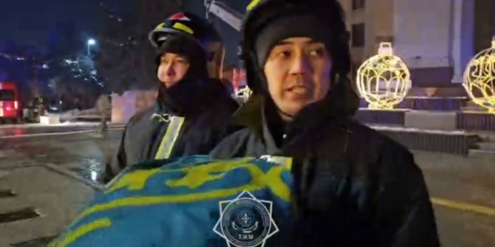 
                    При пожаре здания КБТУ флаг Казахстана не пострадал
                