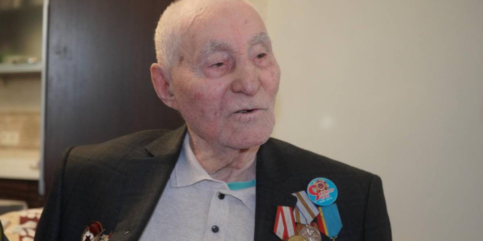 
                    В Алматы военнослужащие поздравили ветерана войны с днем рождения
                