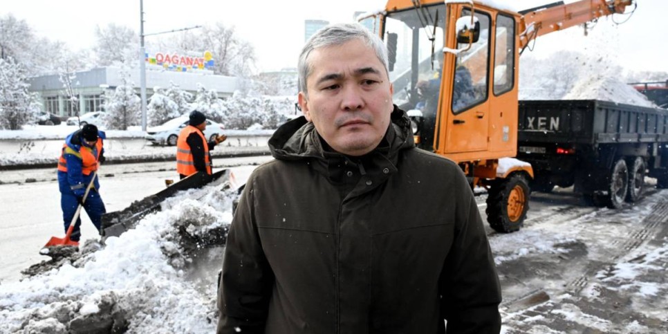 
                    Как проводится уборка снега в Алматы, рассказал заместитель акима города Бейбут Шаханов
                