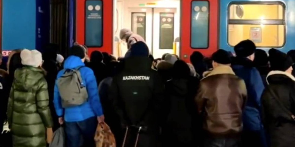 
                    Нацперевозчик эвакуировал около 400 человек из-за закрытия трасс в четырех регионах
                