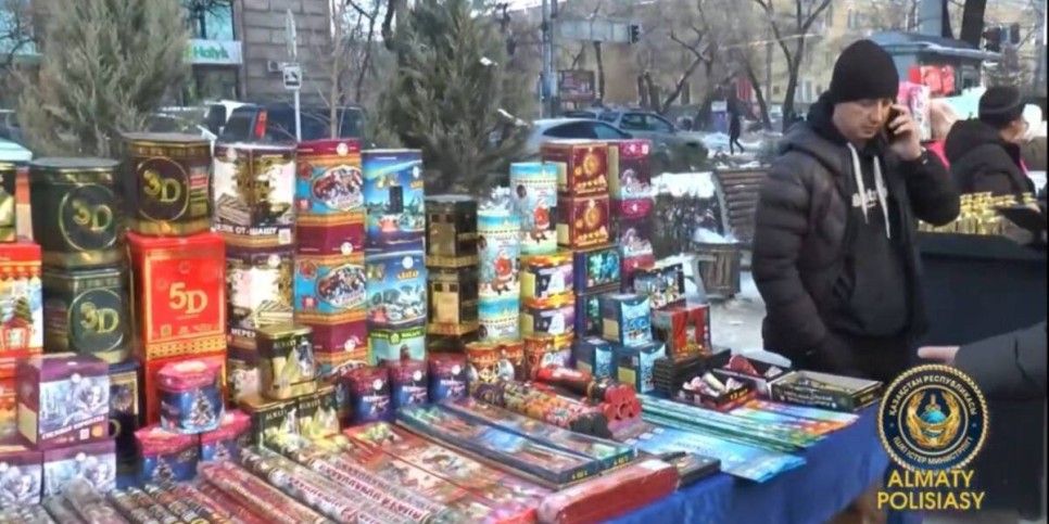 
                    Более тонны контрафактной пиротехники изъято в Алматы  
                