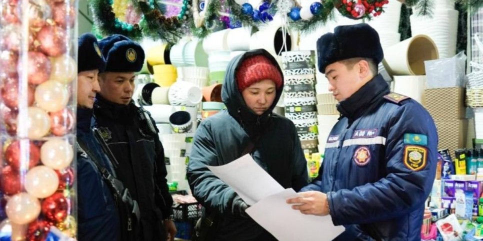 
                    Рейды по контролю за продажей пиротехники продолжаются в Астане
                