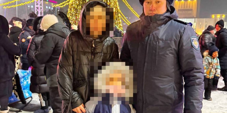
                    Девочка потерялась во время зажжения новогодней елки в Семее  
                