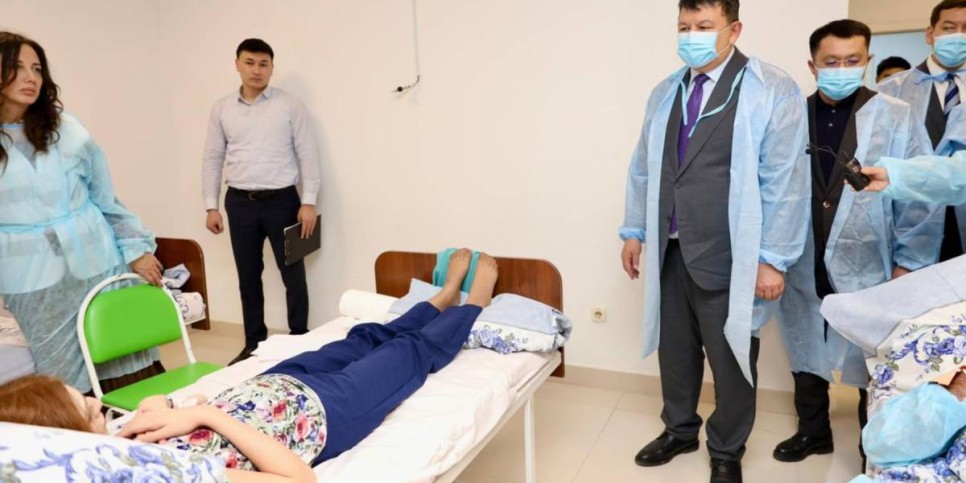
                    Бозумбаев посетил пострадавших пассажиров разбившегося самолета в Актау 
                