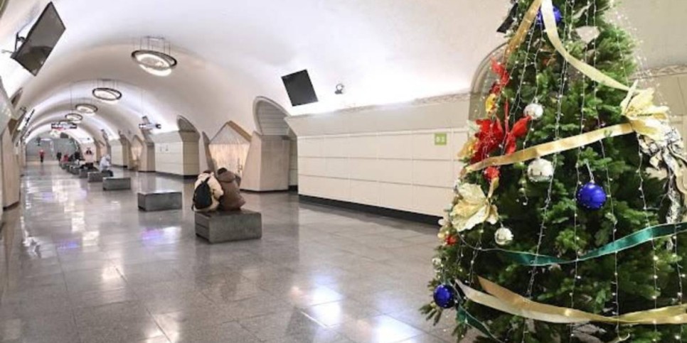 
                    Метро Алматы украсили к Новому году
                
