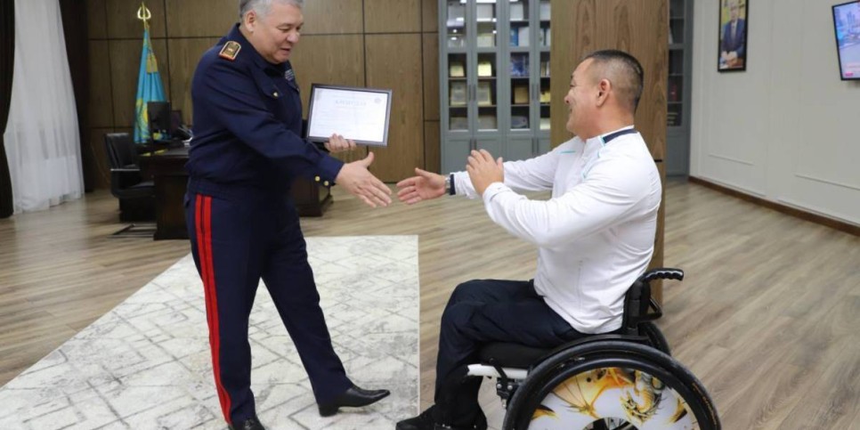 
                    Мужчина на инвалидной коляске помогает полиции в Атырау 
                