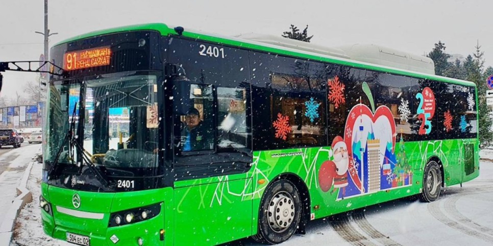 
                    Новогоднее настроение на дорогах Алматы: общественный транспорт в праздничном оформлении
                