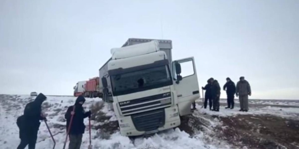 
                    Около 30 грузовых фур застряли в снежном заносе в Мангистауской области
                