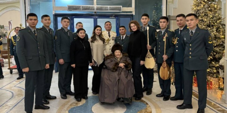 
                    С юбилеем поздравили Бибигуль Тулегенову военнослужащие в Алматы  
                