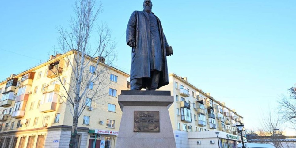 
                    Памятник Шакариму Кудайбердиеву открыли в области Абай
                