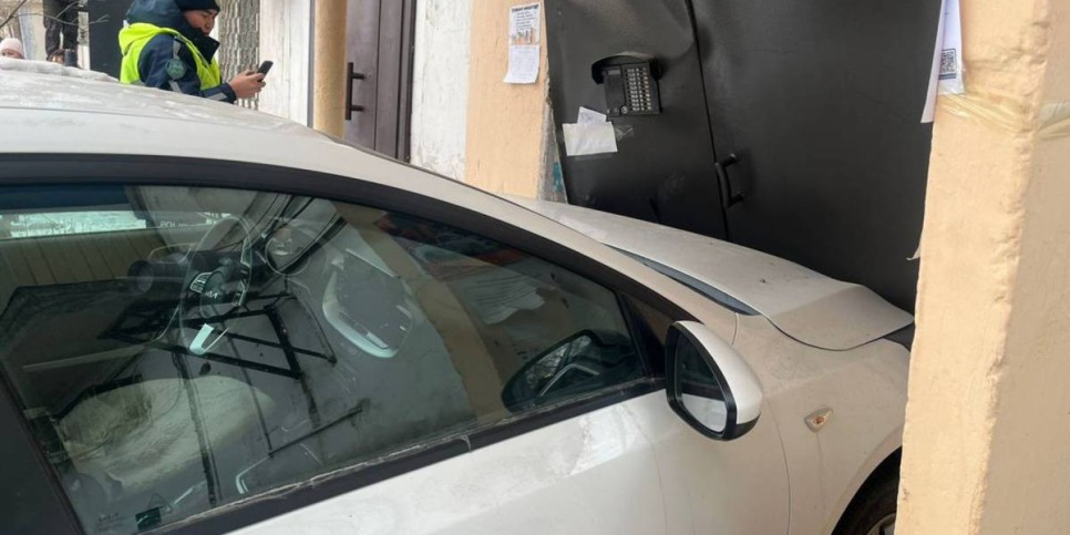 
                    Водитель авто врезался в дверь жилого дома в области Абай
                