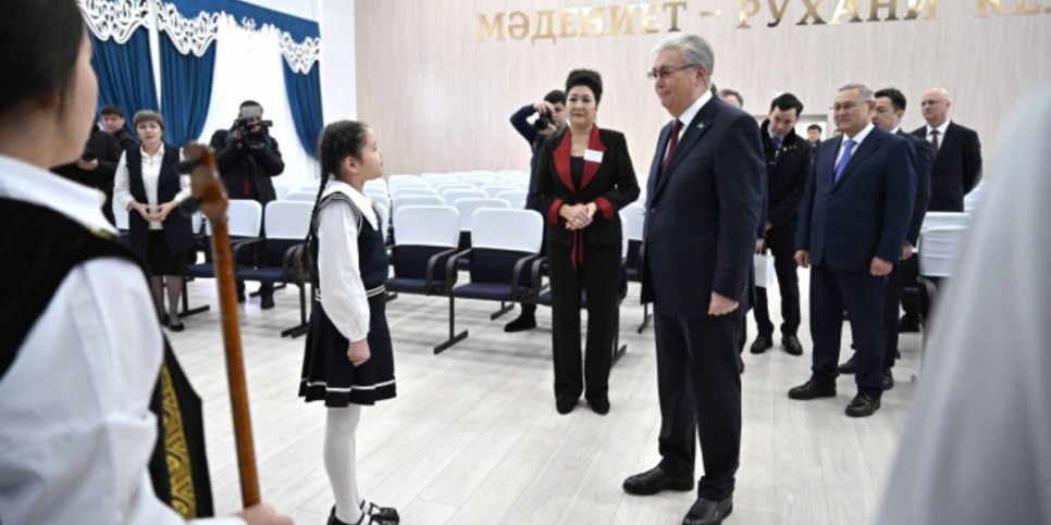 
                     Токаев подарил музыкальное оборудование и картину Дому культуры в области Жетысу 
                