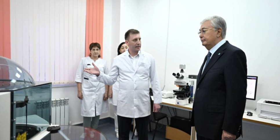 
                    Президент посетил областной перинатальный центр в Актобе
                