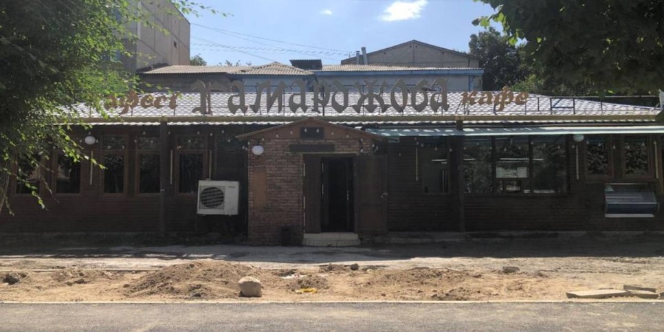 
                    Еще одно незаконное кафе сносят в Алматы  
                