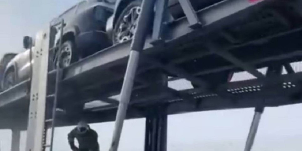 
                    Автовоз с 8 машинами загорелся на трассе в Жамбылской области
                