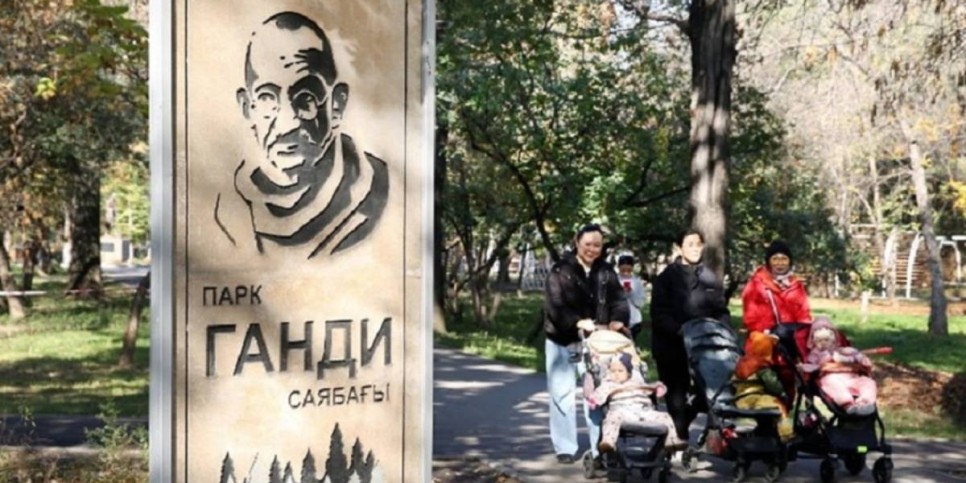 
                    Ежедневно в парк Махатмы Ганди приходит более двух тысяч человек
                