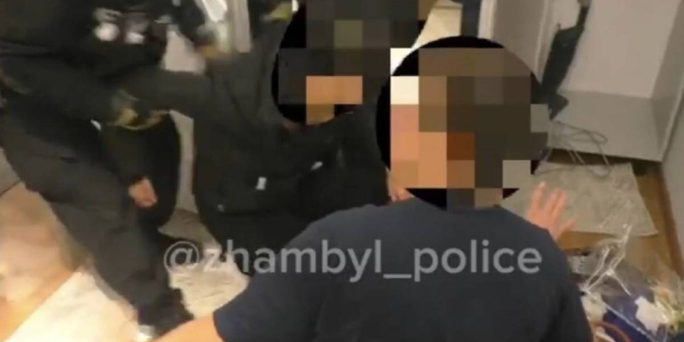 
                    Задержание преступной группы попало на видео в Жамбылской области 
                