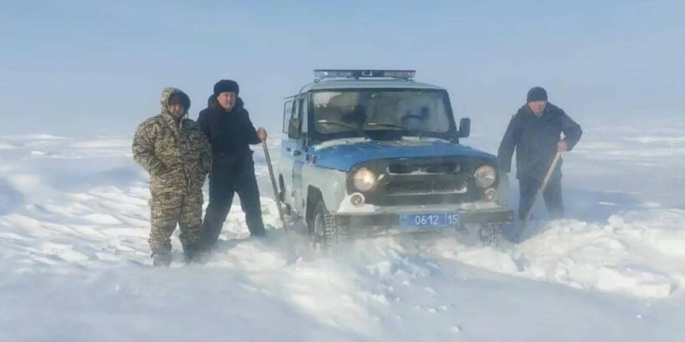 
                    Из-за сильного снегопада пришлось закрыть дорогу на Усть-Каменогорск
                