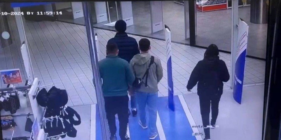 
                    Девушка на себе вынесла одежду из спортбутика в Астане
                
