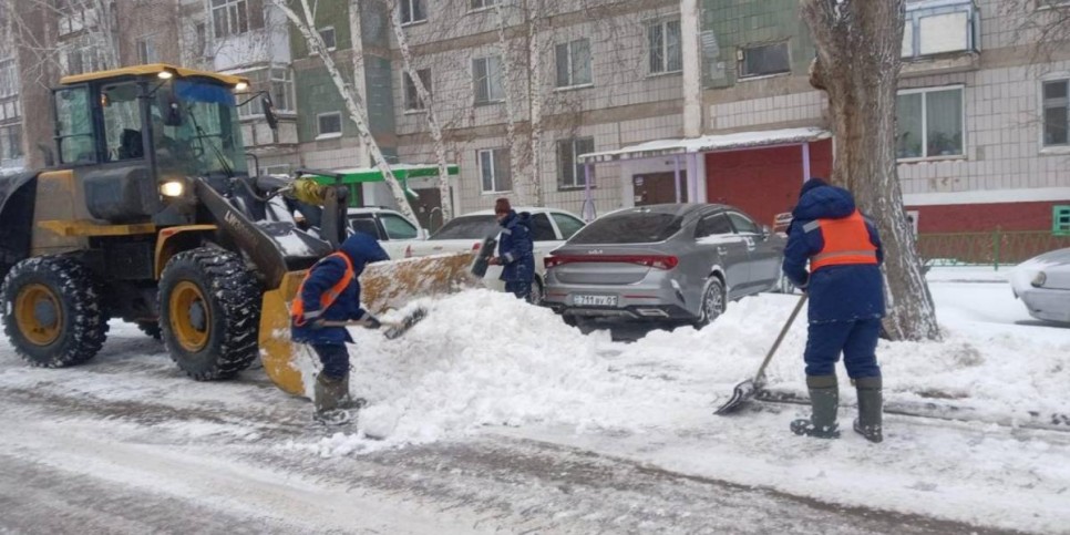 
                    2,4 тыс. дорожных рабочих вышли на уборку снега в Астане
                