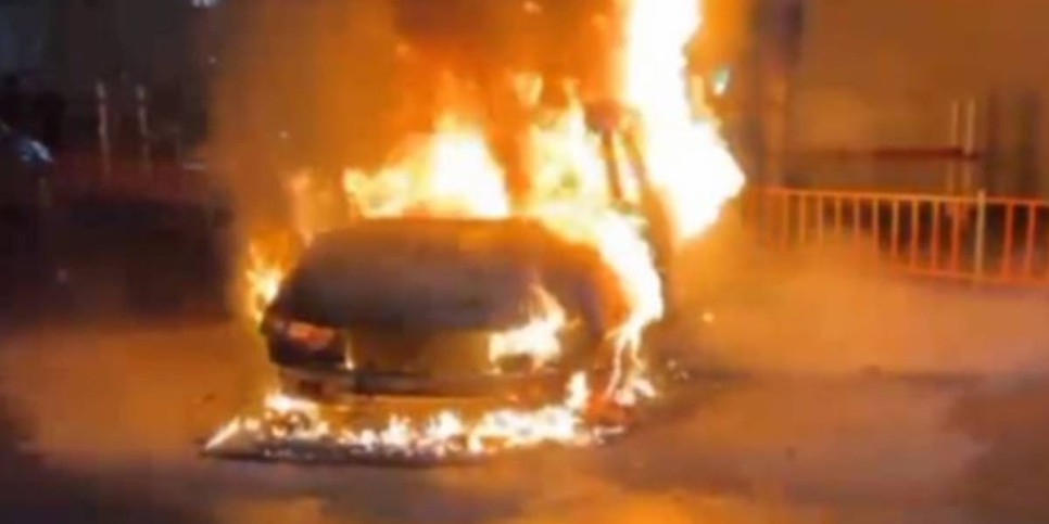 
                    Столичные огнеборцы потушили горящий автомобиль
                