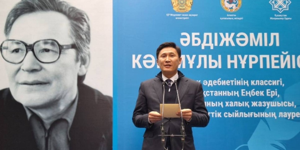 
                    В Алматы установили мемориальную доску Абдижамилу Нурпеисову
                