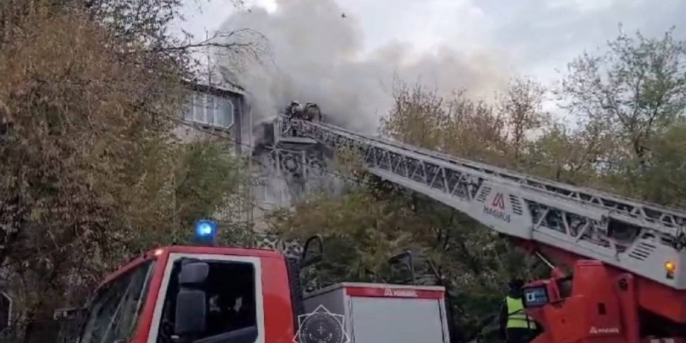 
                    Пожарные Каскелена эвакуировали пятерых человек из огня 
                