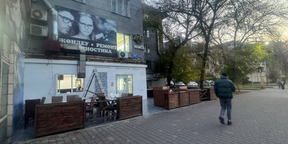 
                    Пристройку к кафе снесли в центре Алматы 
                