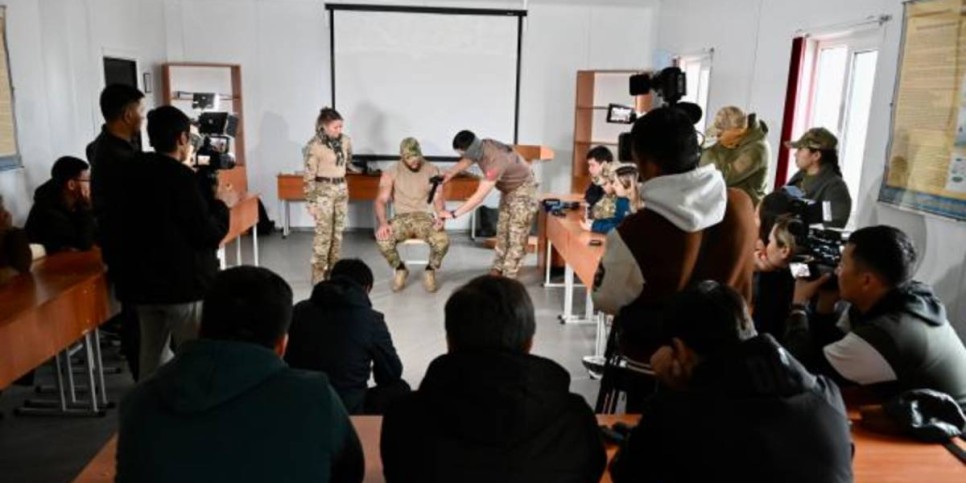 
                    Журналистов и блогеров Казахстана обучают работе в зоне военного конфликта
                