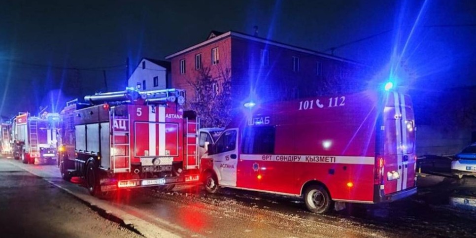 
                    Спасатели ликвидировали пожар в общежитии в Астане
                