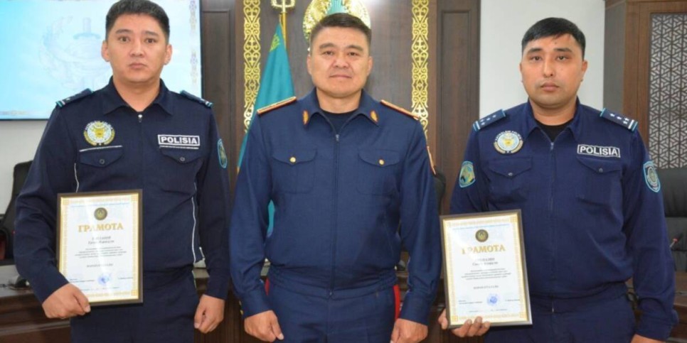 
                    Двое полицейских поощрены за спасение человека на пожаре в СКО
                