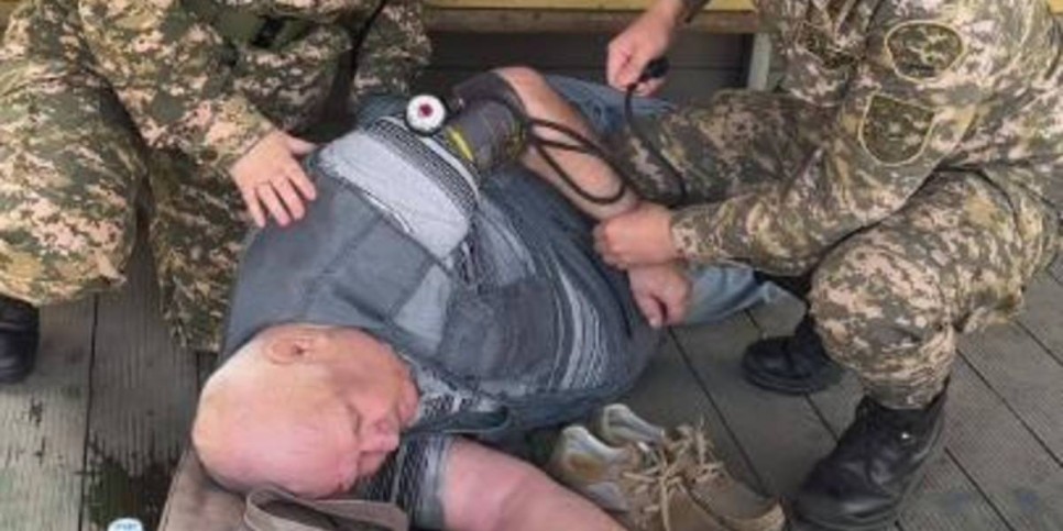 
                    Военнослужащие оказали медпомощь пожилому человеку в Усть-Каменогорске
                