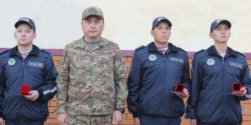 
                    В Астане наградили гвардейцев, спасших прыгнувшую с моста девушку 
                