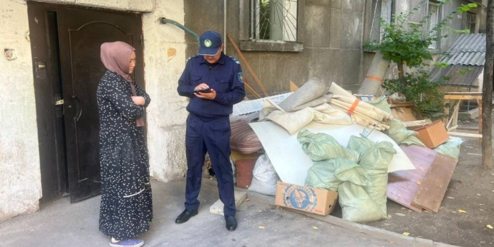 
                    В Департаменте полиции Алматы показали как мусорят горожане 
                