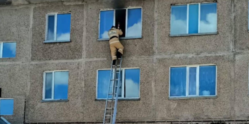 
                    Более 20 жильцов эвакуировали в Караганде при пожаре в пятиэтажке
                